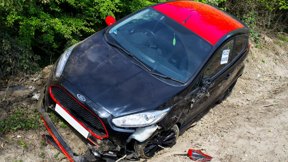 Voiture accidentée abandonnée dans un fossé
