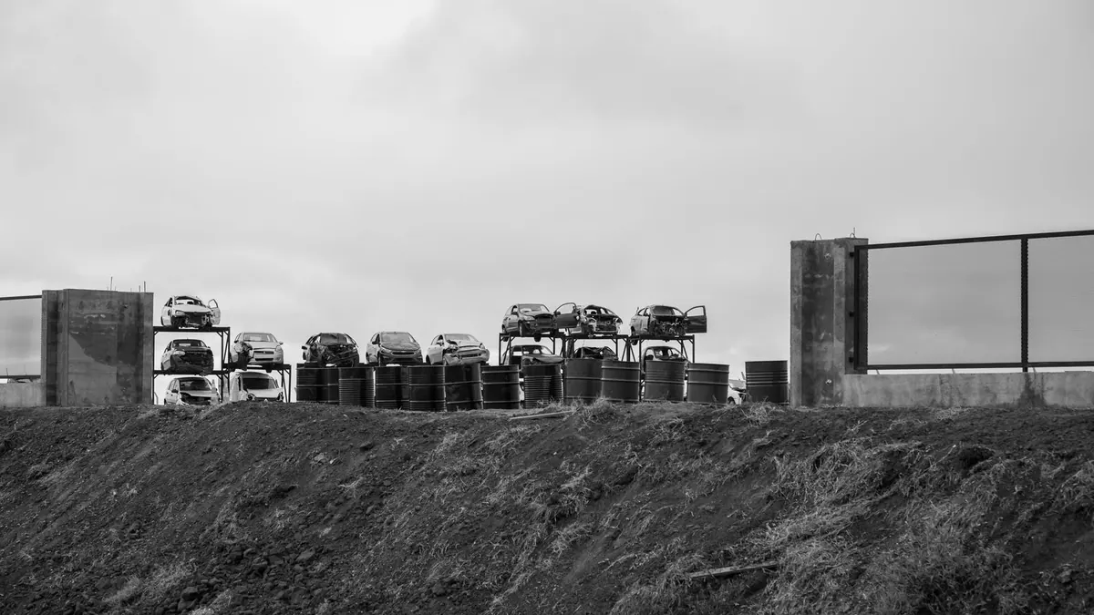 Voitures empilées dans une zone industrielle