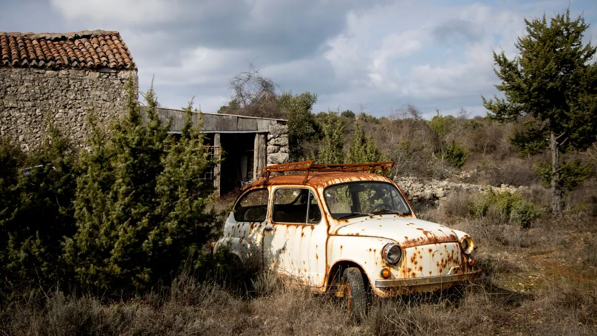 Épave de voiture abandonnée dans la nature