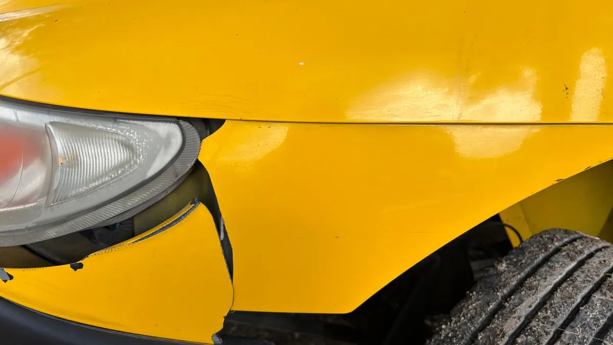 Pare-chocs et phare endommagés d’une voiture accidentée