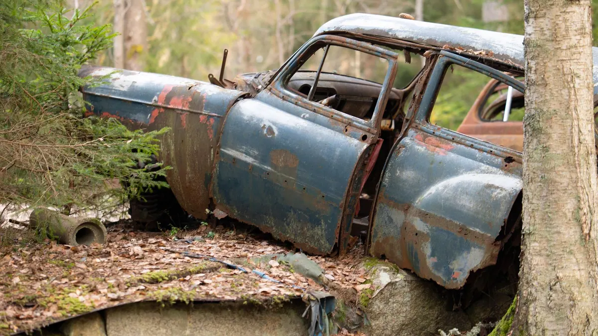 Épave de voiture abandonnée dans la nature