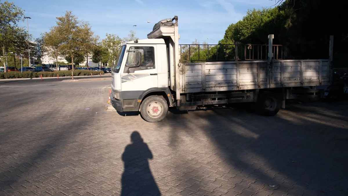 Camion plateau garé