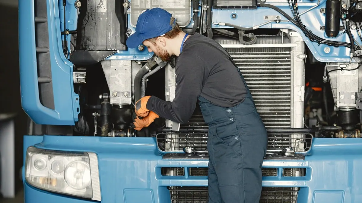 Mains d’un mécanicien sur un moteur