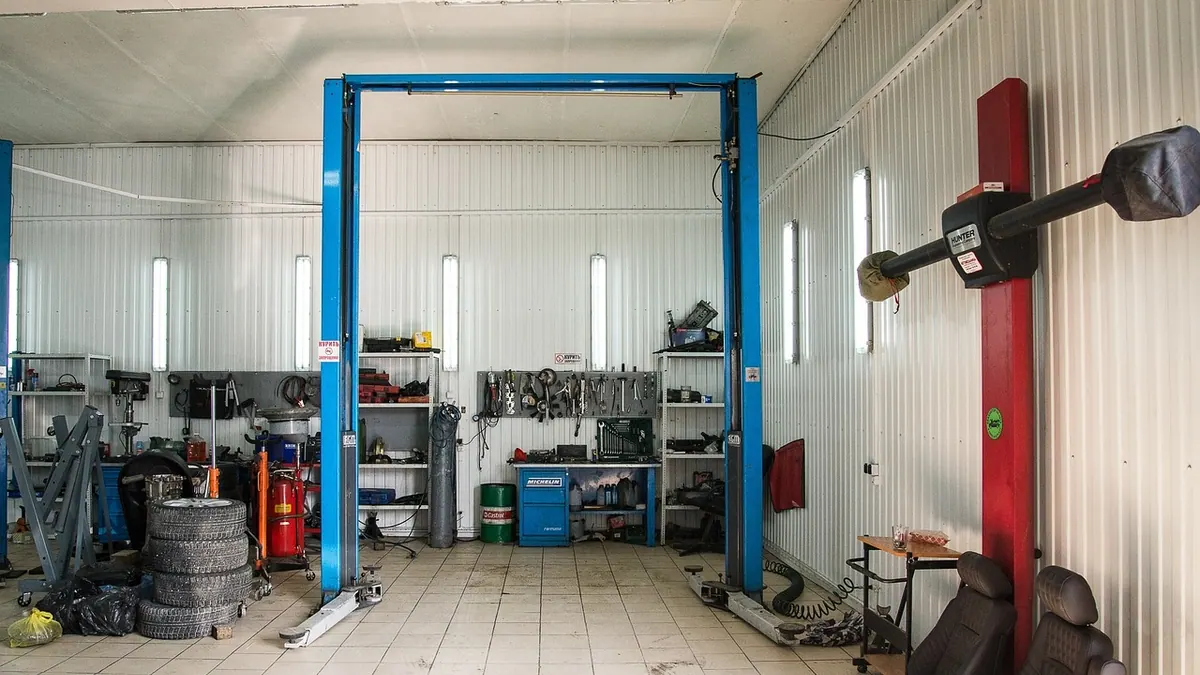 Voitures dans un centre d’entretien automobile