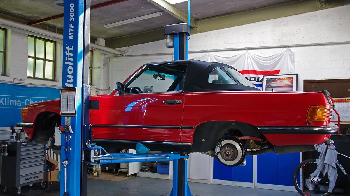 Voiture sur un pont élévateur dans un garage