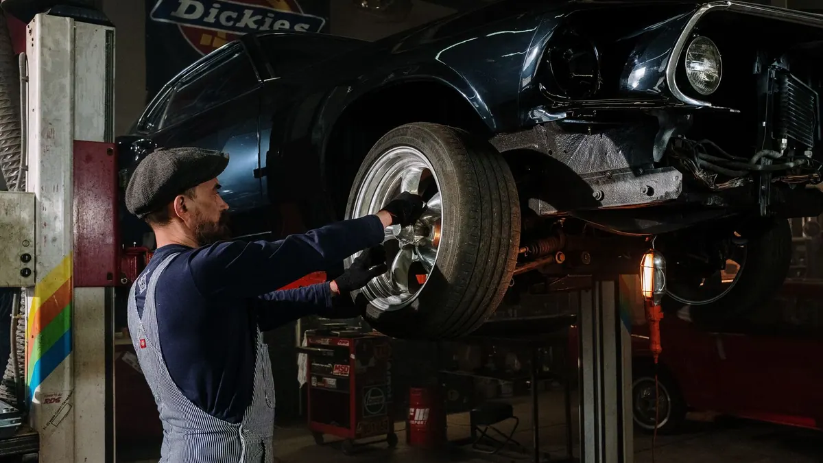 Mécanicien travaillant sur une roue de voiture