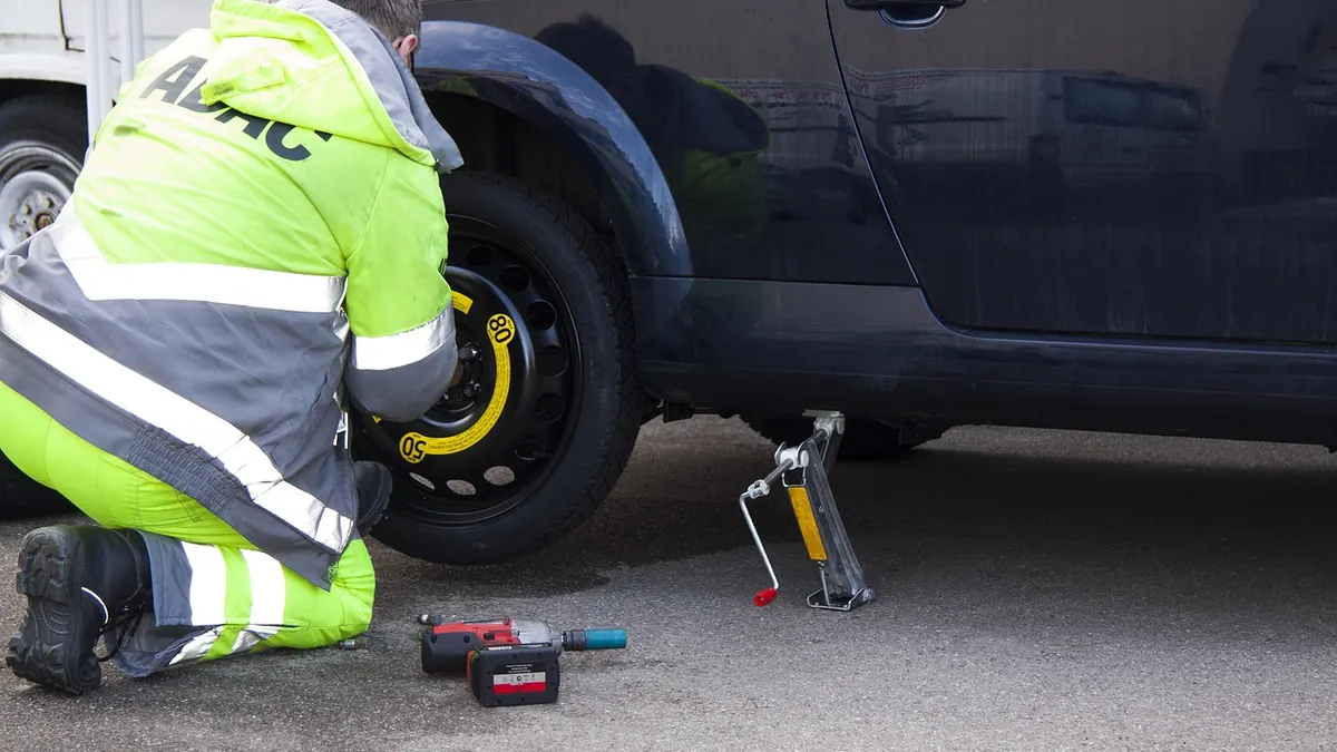 Pneu crevé au bord de la route, roue de secours