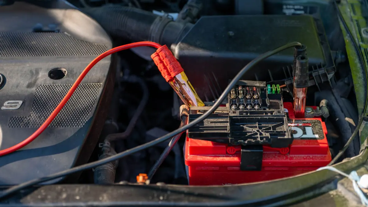 Câbles de démarrage branchés sur une batterie de voiture