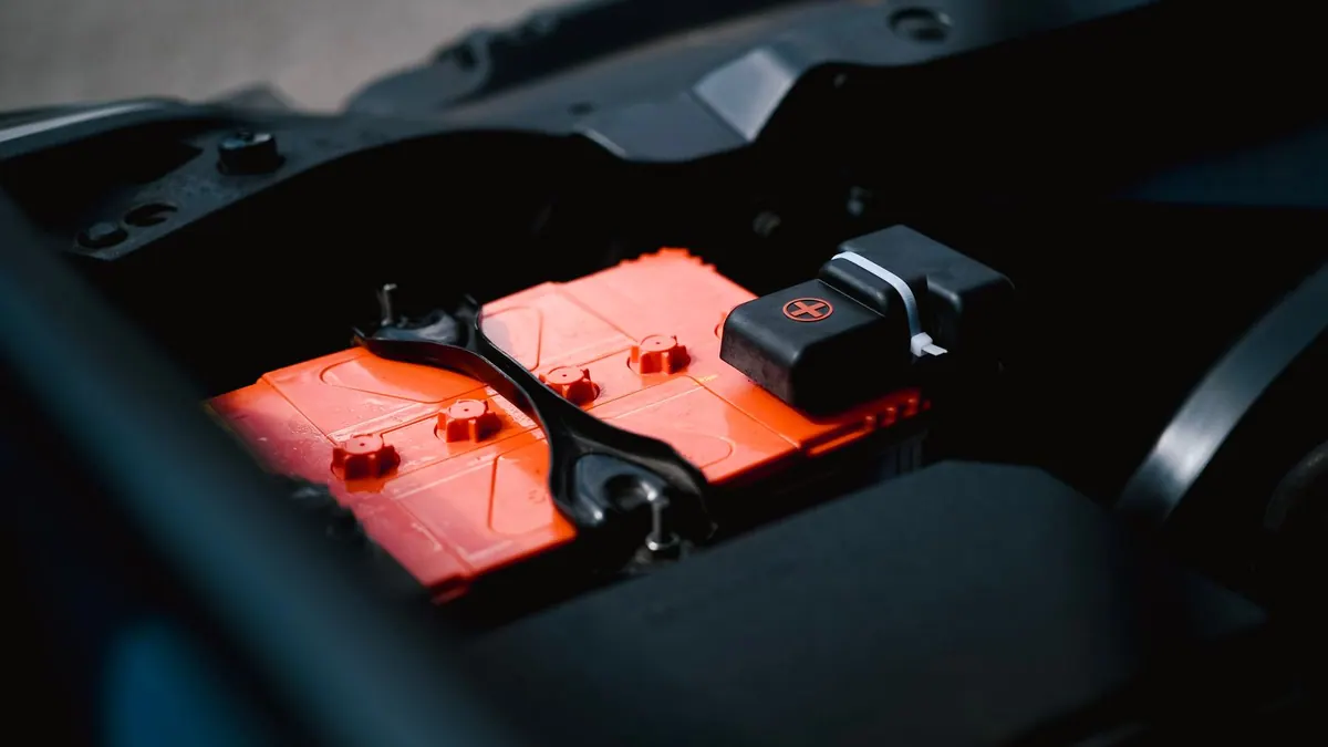 Batterie dans le compartiment moteur d’une voiture