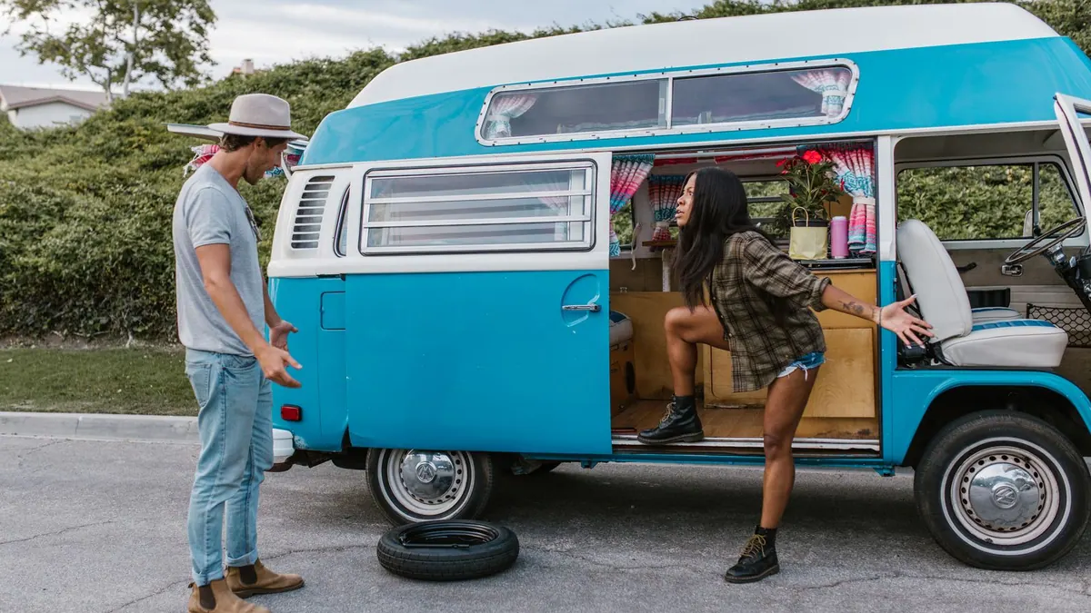 Van vintage avec un pneu crevé dans une rue
